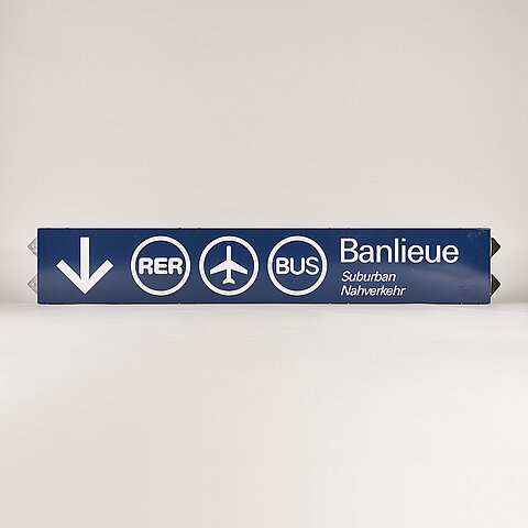 Photo d'une panneau de signalisation RATP indiquant la direction de la banlieue