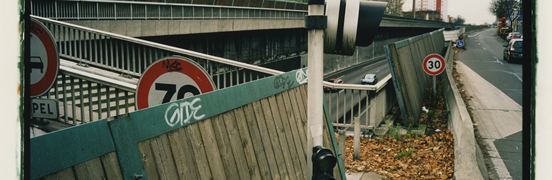 Paysage de banlieue avec des tours, une autoroute, un pont et un feu de circulation