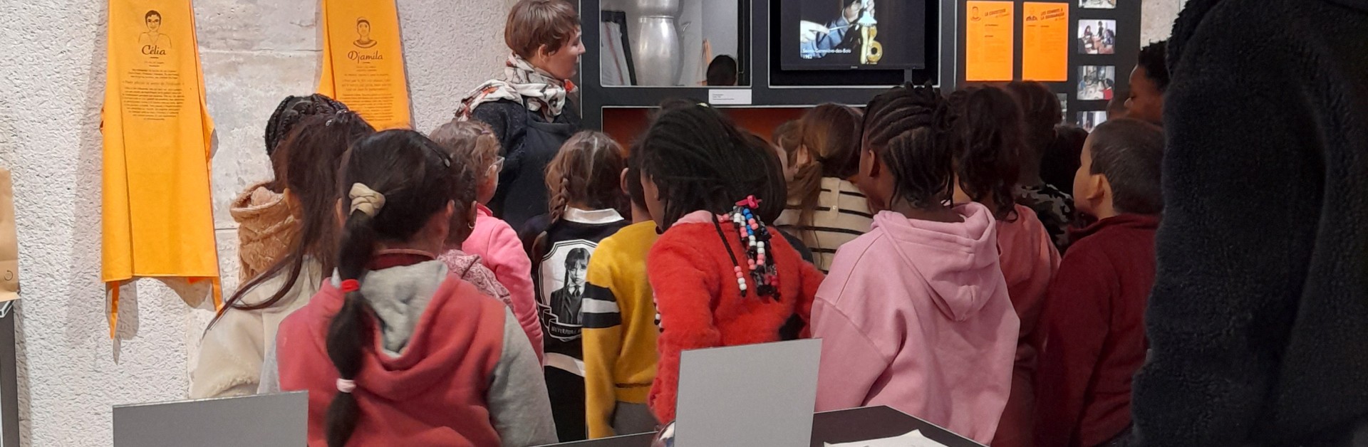 Visite guidée d'un groupe scolaire dans l'exposition "Cuisine et Descendance"