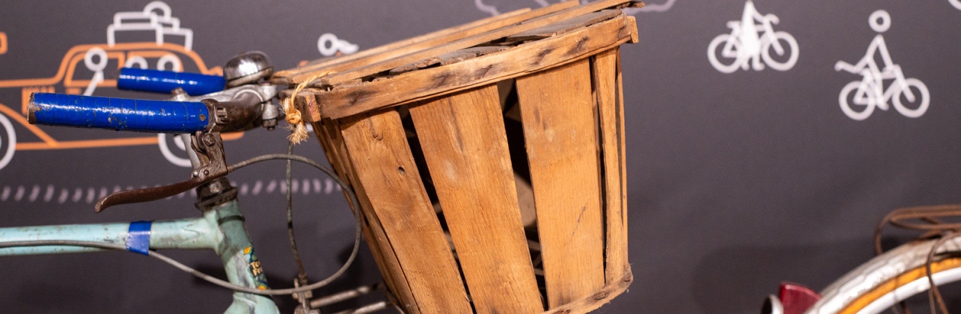 Photographie de l'avant du vélo de collection de l'écomusée, utilisé à Fresnes durant la Seconde Guerre mondiale