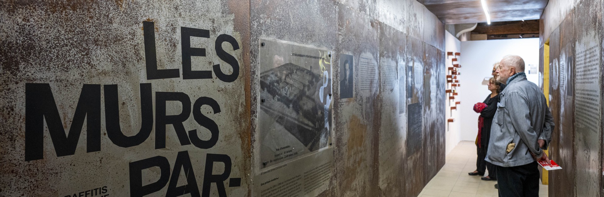 Visiteurs dans l'exposition "Les Murs Parlent"