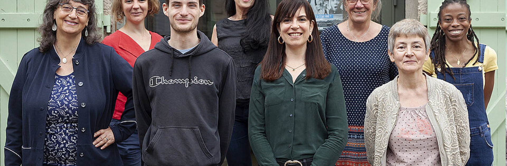 8 personnes posent devant l'objectif en souriant