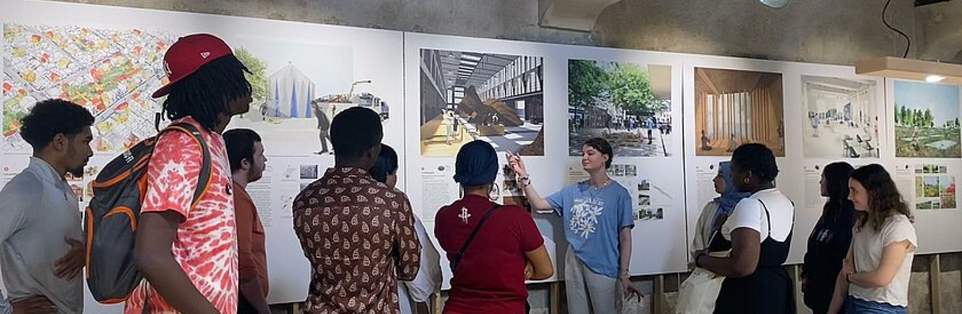 Groupe d'adolescent écoutant une guide de l'écomusée