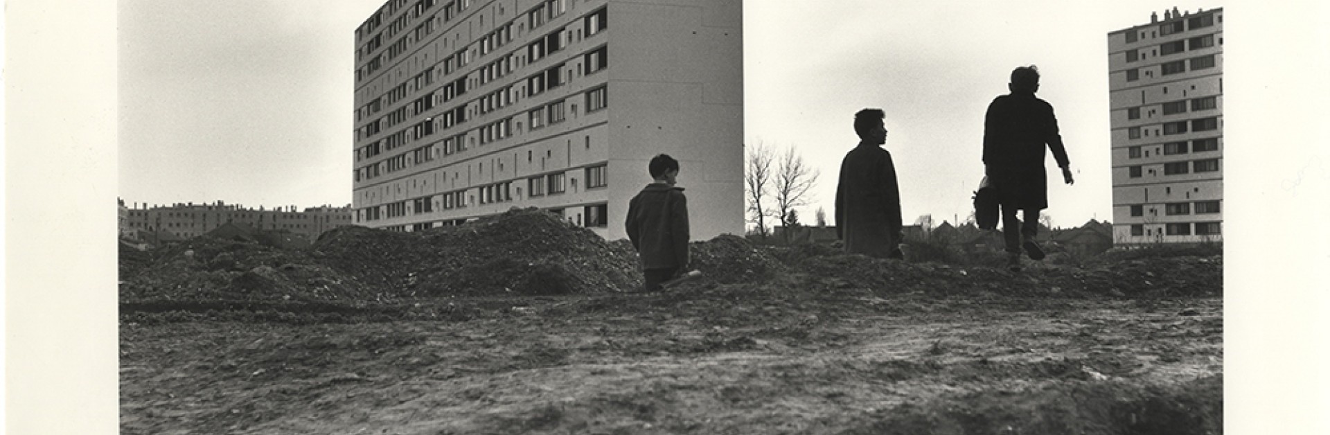 Photographie de trois enfants de dos devant des tours de la Peupleraie