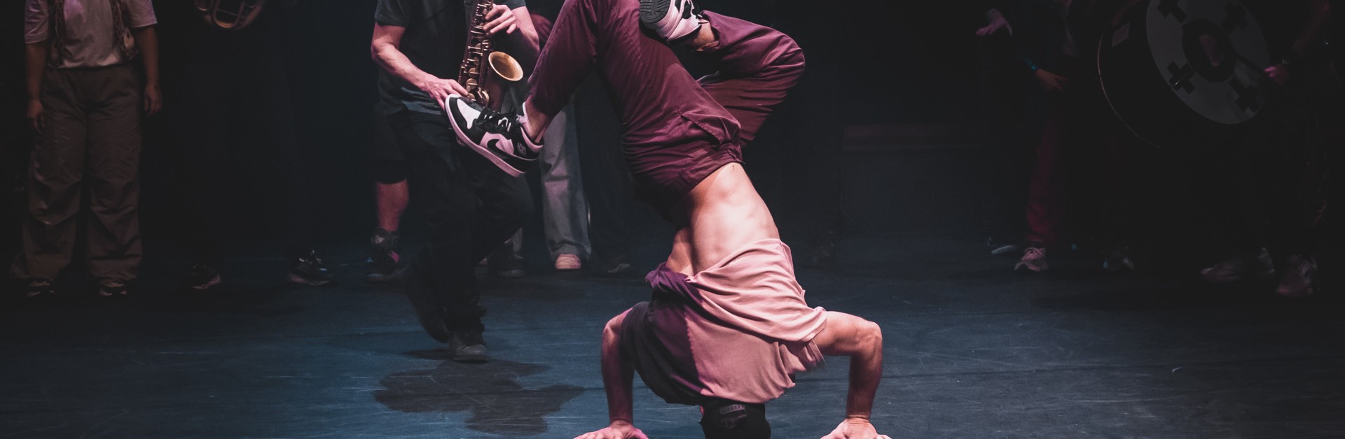 Un danseurs et plusieurs musiciens