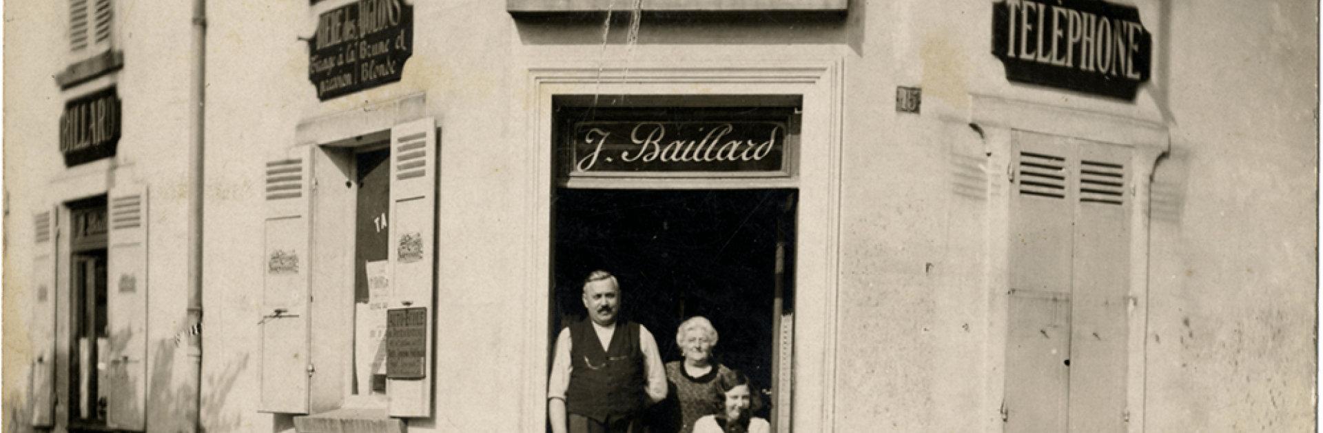 Un homme, une femme et un enfant posant sur le pas de porte du tabac de la mairie de Fresnes