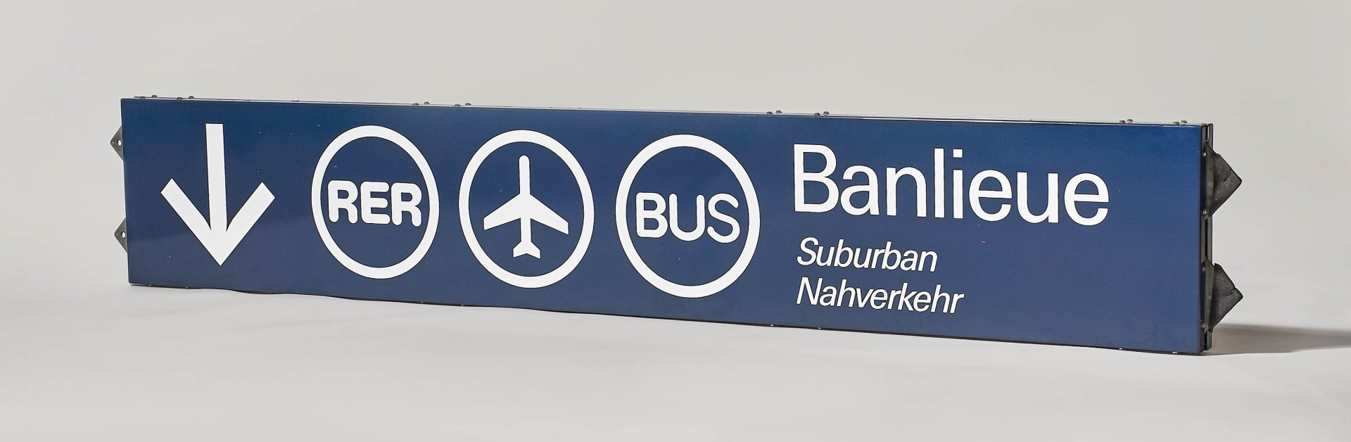 Panneau de transports en commun indiquant la destination "Banlieue"