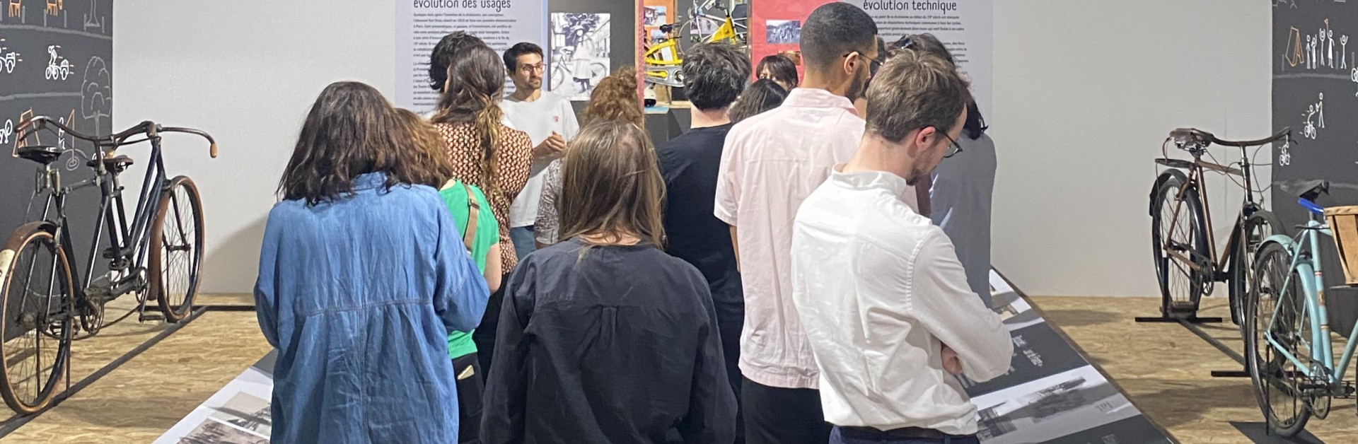 Adultes en visite guidée à l'écomusée