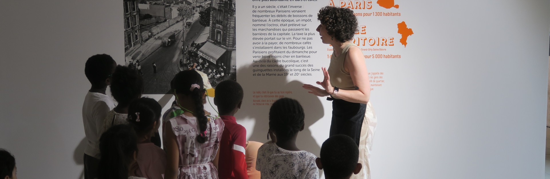 Guide et enfants dans l'exposition lors d'une visite guidée