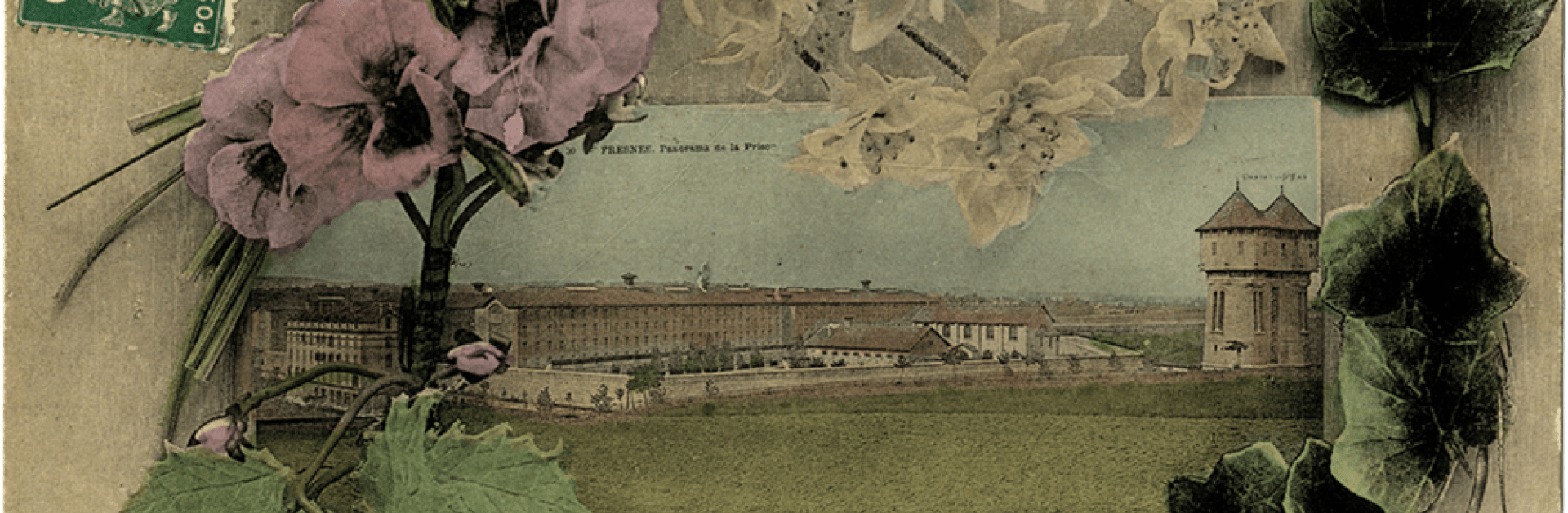 Carte postale souvenir montrant une vue aérienne de la prison de Fresnes entourée de végétaux