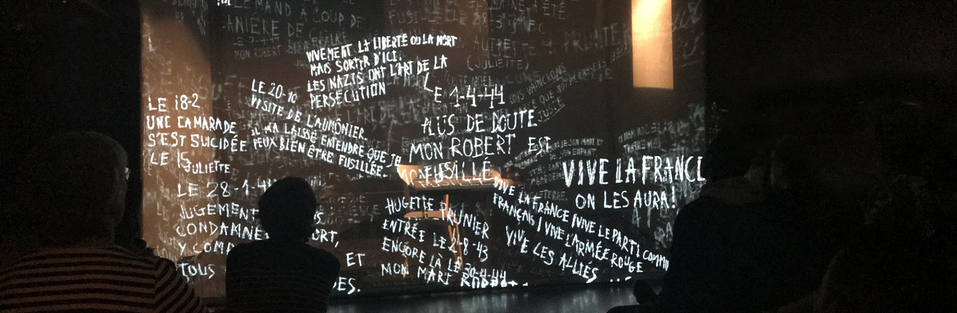 Spectateurs et spectatrices devant des reproductions de graffitis