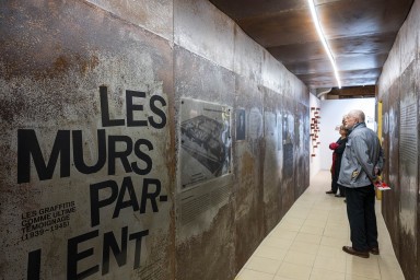 Visiteurs dans l'exposition "Les Murs Parlent"