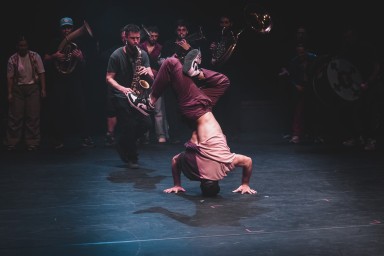 Un danseurs et plusieurs musiciens