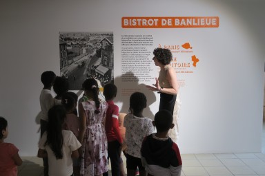 Guide et enfants dans l'exposition lors d'une visite guidée