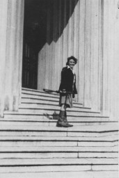 Photographie en noir et blanc d'une femme se tenant debout sur des escaliers - Agrandir l'image, fenêtre modale