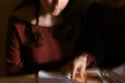 Deux femmes lisant un livre de cuisine - Agrandir l'image 8 sur 12, fenêtre modale