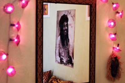 Poster accroché au mur et entouré d'une guirlande lumineuse rose - Agrandir l'image 9 sur 12, fenêtre modale