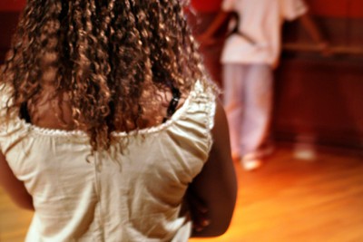 Une femme de dos et un homme de face se faisant face à face - Agrandir l'image 10 sur 12, fenêtre modale