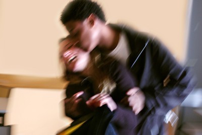 Photographie floue d'un homme embrassant sur la joue une femme en la tenant dans ses bras - Agrandir l'image 11 sur 12, fenêtre modale