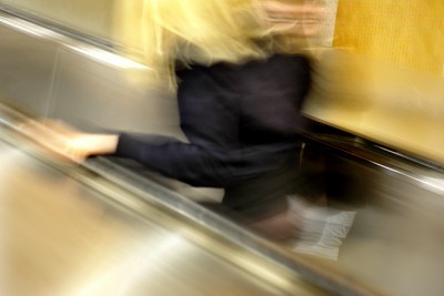 Femme floue dans l'escalator - Agrandir l'image 5 sur 12, fenêtre modale