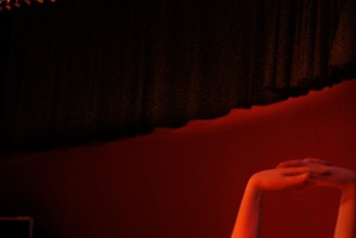 Vue d'une salle de spectacle rouge - Agrandir l'image 6 sur 12, fenêtre modale