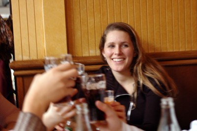 Personnes trinquant - Agrandir l'image 7 sur 12, fenêtre modale