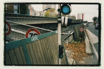 Paysage de banlieue avec des tours, une autoroute, un pont et un feu de circulation - Agrandir l'image 1 sur 15, fenêtre modale