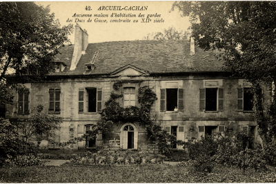 Ancienne maison d'habitation des gardes du Duc de Guise, construite au XIIe siècle, avant 1918 - Agrandir l'image 1 sur 24, fenêtre modale