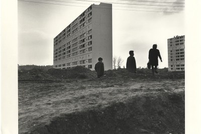 Photographie de trois enfants de dos devant des tours de la Peupleraie - Agrandir l'image 1 sur 3, fenêtre modale