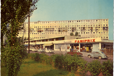 Vue du centre commercial Famiprix, devant la Peupleraie - Agrandir l'image 18 sur 20, fenêtre modale