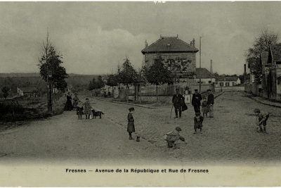Hommes, femmes et enfants au croisement de l'avenue de la République et de la rue de Fresnes - Agrandir l'image 2 sur 24, fenêtre modale
