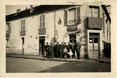 Groupe de personnes devant la façade du Café-tabac de la mairie de Fresnes - Agrandir l'image 1 sur 20, fenêtre modale
