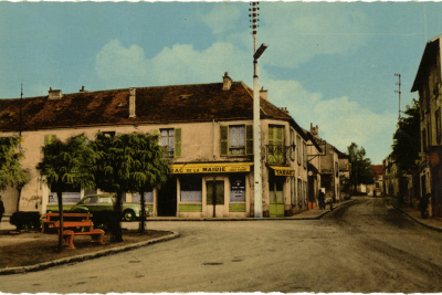 Vue d'une place de Fresnes et du café-tabac de la mairie - Agrandir l'image 2 sur 8, fenêtre modale