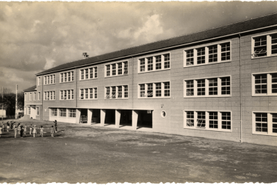 Vue de l'école Pasteur de Fresnes, avec quelques enfants dans la cour - Agrandir l'image 4 sur 20, fenêtre modale