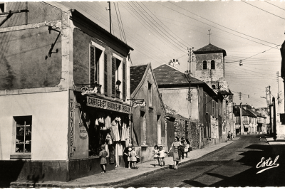 Grande rue de Fresnes, avec des femmes et des enfants marchant au soleil - Agrandir l'image 6 sur 20, fenêtre modale