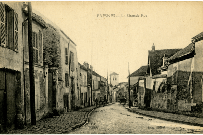 Vue de la Grande Rue de Fresnes, avec l'église Saint-Eloi en fond - Agrandir l'image 7 sur 24, fenêtre modale