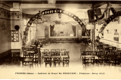 Intérieur du Grand Bal : salle décorée d'arches, de tables et chaises, avec une estrade - Agrandir l'image 4 sur 8, fenêtre modale