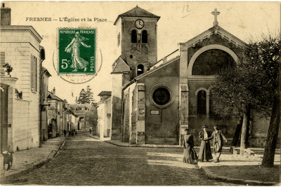 Deux femmes et un homme posant devant l'Eglise Saint-Eloi de Fresnes - Agrandir l'image 18 sur 24, fenêtre modale