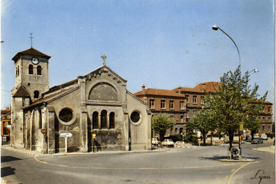 Vue de la place du centre-ville, et plus particulièrement de la mairie et de l'église Saint-Eloi - Agrandir l'image 8 sur 12, fenêtre modale