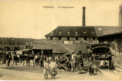 Hommes, femmes et enfants attroupés devant la Briqueterie de Fresnes - Agrandir l'image 9 sur 24, fenêtre modale