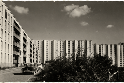 Vue de la Cité des Gémaux de Fresnes, avec des arbres et des voitures - Agrandir l'image 8 sur 20, fenêtre modale