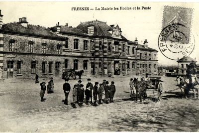 Place de la Mairie, des Ecoles et de la Poste de Fresnes, avec des passants et des charrettes - Agrandir l'image 11 sur 24, fenêtre modale