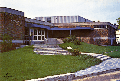 Vue de l'entrée de la maison des jeunes et de la culture de Fresnes - Agrandir l'image 9 sur 20, fenêtre modale