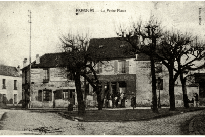 Vue de la petite place de Fresnes, avec ses commerces et ses arbres - Agrandir l'image 5 sur 8, fenêtre modale