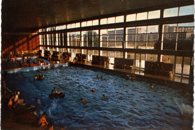 Vue de l'intérieur de la piscine de Fresnes, avec des enfants dans le grand bassin - Agrandir l'image 5 sur 12, fenêtre modale