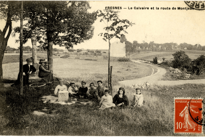 Femmes et enfants assis dans l'herbe au calvaire de la route de Montjean de Fresnes - Agrandir l'image 14 sur 24, fenêtre modale