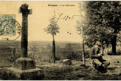 Homme assis par terre, au Calvaire de Fresnes - Agrandir l'image 15 sur 24, fenêtre modale