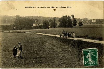 Hommes et enfants au chemin des Pâtis, avec au loin le chateau Bizet - Agrandir l'image 16 sur 24, fenêtre modale