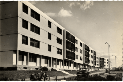 Immeubles nouveaux, avec quelques voitures et moto devant - Agrandir l'image 11 sur 20, fenêtre modale