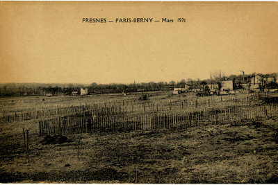 Vue de terrains vides, avec au loin des maisons - Agrandir l'image 6 sur 8, fenêtre modale
